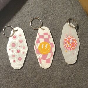 Retro Pink Smiley Motel-Key Style Keychain - Unbranded
